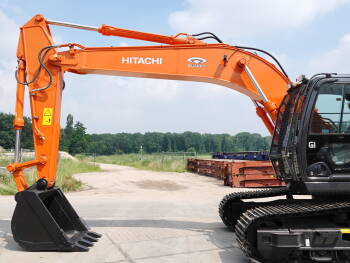 Used heavy machinery Hitachi ZX220LC  Excavadora sobre orugas